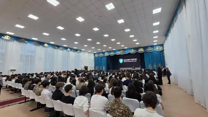 Столичным школьникам рассказали о защите от дипфейков, дропперов и мошеннических схем (5)