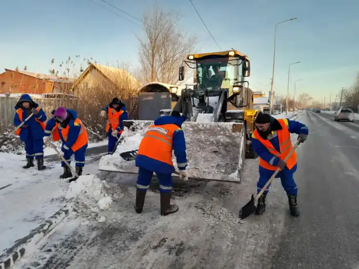 Более 3 000 дорожных рабочих и 1 400 единиц спецтехники задействованы в снегоуборочных работах в Астане (6)