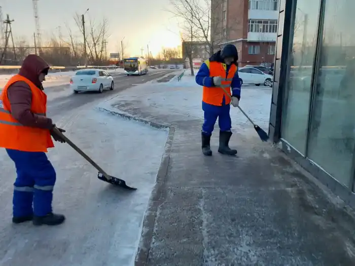 Около трех тысяч дорожных рабочих задействованы в снегоуборочных работах в Астане (4)