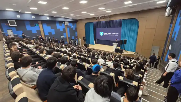 Дипфейки, дропперы, мошенники: столичным школьникам рассказали о цифровой безопасности (5)