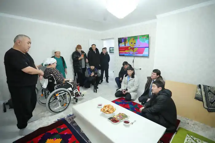Нурдаулет Килыбай в Жанаозене навестил граждан с ограниченными возможностями и лично выслушал их обращения (4)