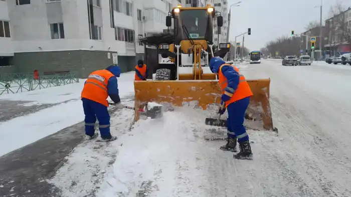 Обильный снегопад в Астане: коммунальные службы работают круглосуточно (9)