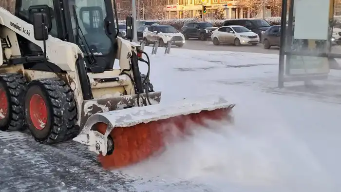 Более 3 000 дорожных рабочих и 1 400 единиц спецтехники задействованы в снегоуборочных работах в Астане (9)