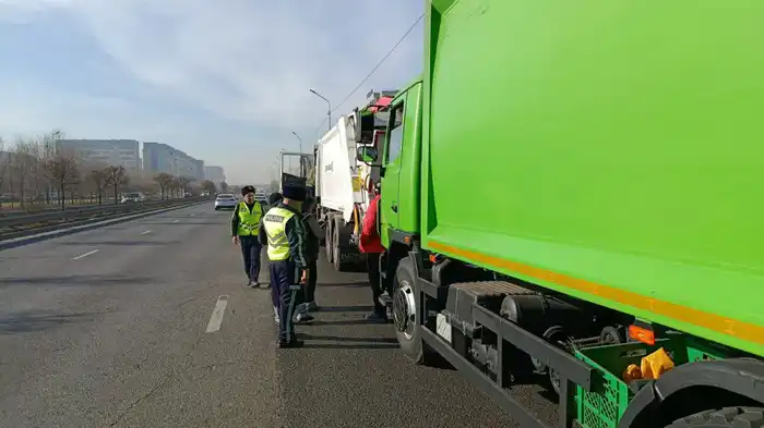 В Алматы усилили контроль спецтранспорта по вывозу мусора в рамках плана по снижению загрязнения воздуха (5)