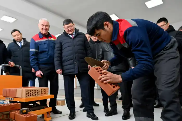 Глава региона ознакомился с работой Высшего колледжа геодезии, картографии и строительства (2)