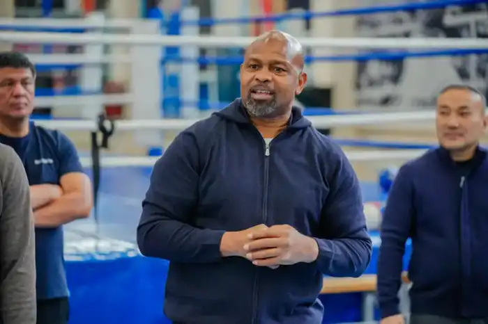 Звезда бокса Рой Джонс провел мастер-класс для молодежи в Астане (3)