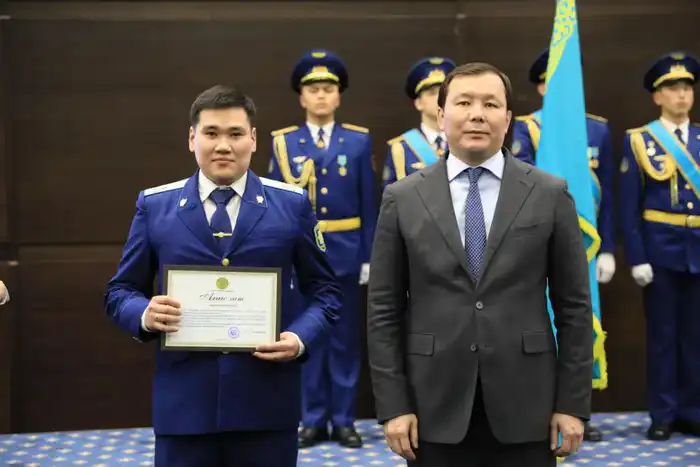 Аким области поздравил работников прокуратуры с профессиональным праздником (4)