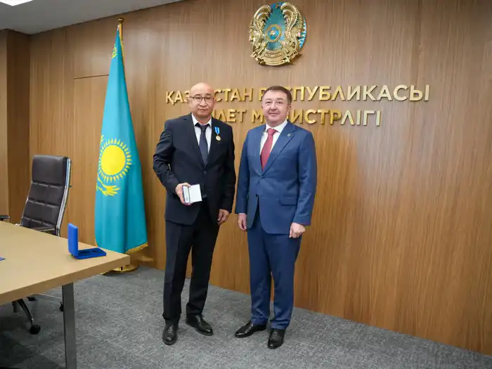 Министр юстиции Ерлан Сарсембаев в честь Дня адвокатуры наградил представителей адвокатского сообщества (5)