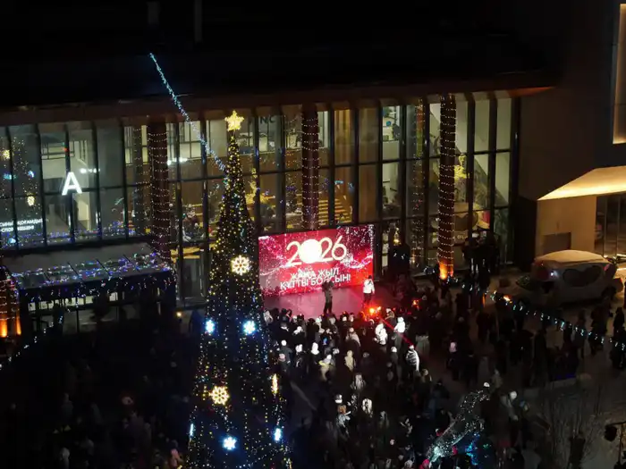 Первая елка в истории г. Косшы зажглась на городской площади (3)