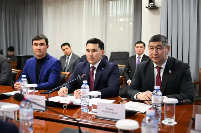 Ербол Мырзабосынов встретился с легендарным боксёром Роем Джонсом (3)