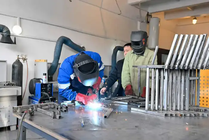 Глава региона ознакомился с работой Высшего колледжа геодезии, картографии и строительства (9)