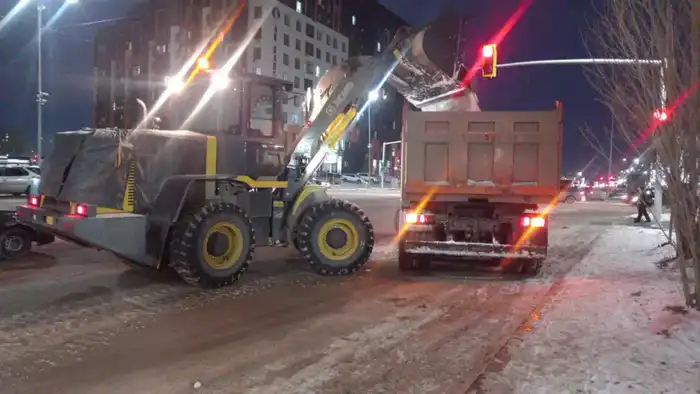 В Астане к уборке снега привлечено более 400 дорожных рабочих и около 1 000 единиц специальной техники (2)