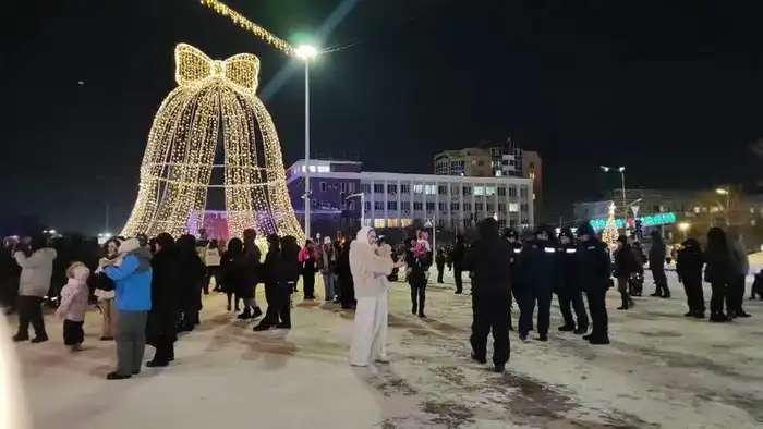 В Караганде зажгли главную новогоднюю ёлку (7)