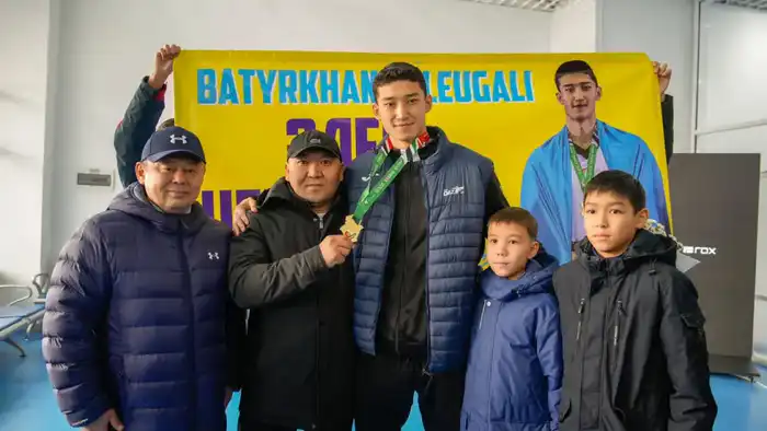 Восточноказахстанцы встретили победителя чемпионата мира в аэропорту (5)