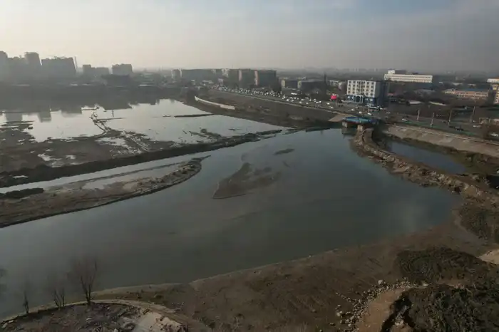 В Алматы понтонные мосты на Сайране ежегодно снимают на зиму из-за понижения уровня воды (5)