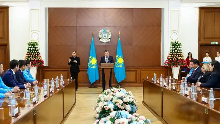 Чемпион Сурдлимпиады в Токио Еркебулан Канафин и его тренер награждены орденом «Құрмет» (6)