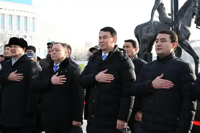 Аким Алматы возложил цветы к монументу «Тәуелсіздік» (4)