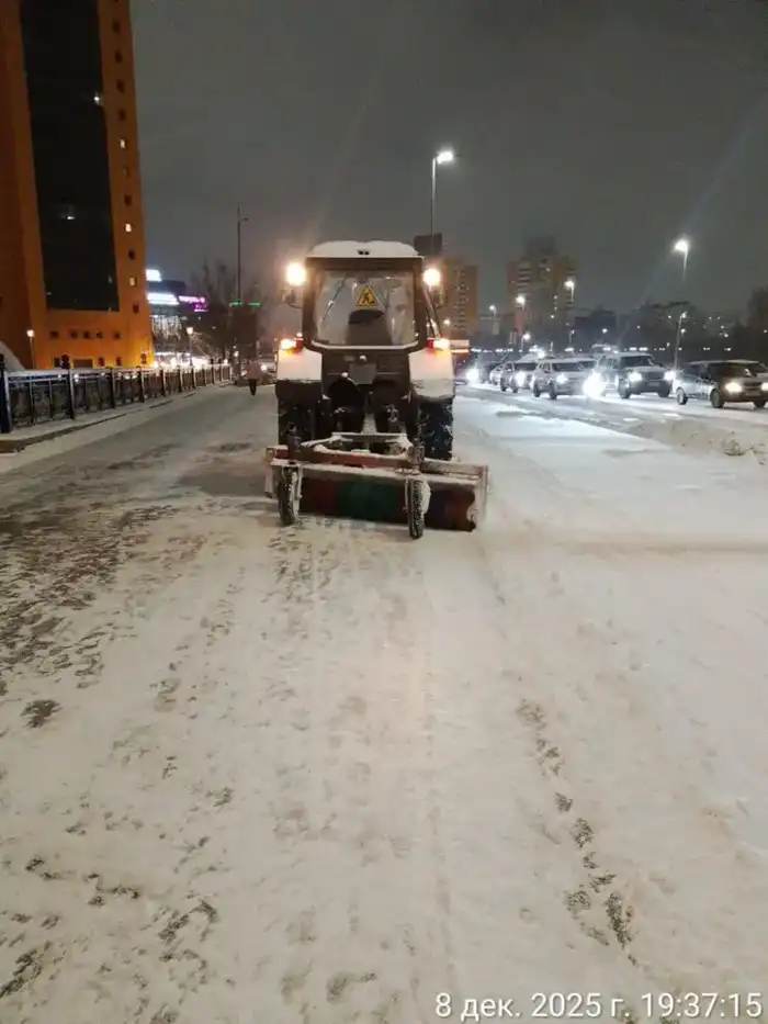 Свыше 1 тыс. единиц спецтехники заняты в снегоуборочных работах ночью в Астане (2)