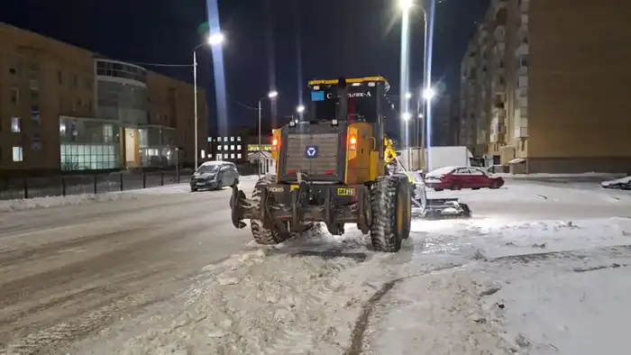 Более 1 200 единиц спецтехники задействованы в снегоуборочных работах в Астане в ночную смену (4)