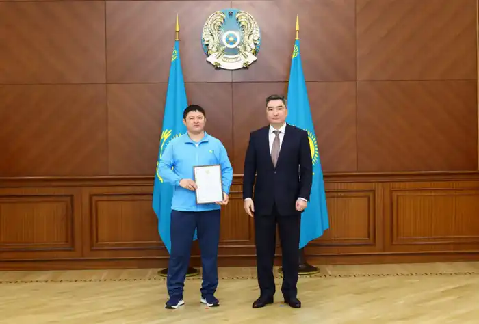 От имени Президента Олжас Бектенов вручил государственные награды призерам и тренерам XXV Летних Сурдлимпийских игр (9)