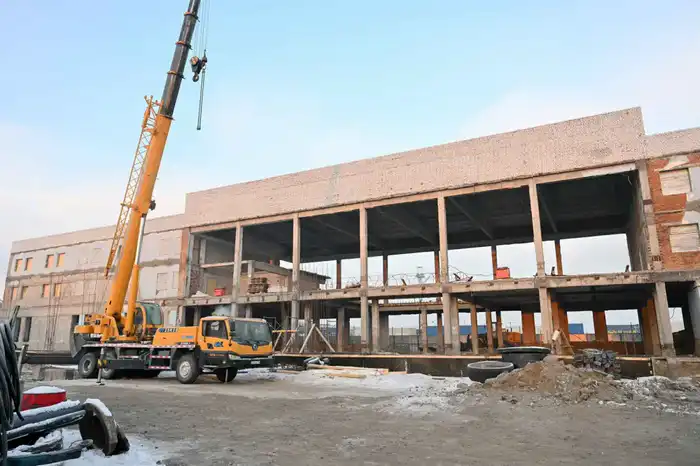 Здание железнодорожного вокзала в Семее модернизируется (10)