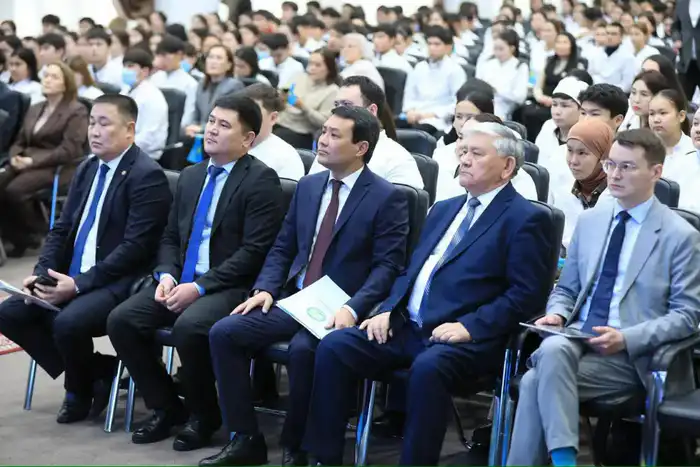 В Актобе авторы QazVac и эксперты в сфере медицины обсудили с будущими врачами национальные ценности (7)