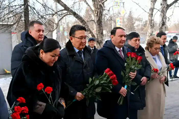 Делегация области Абай посетил памятник Шокана Уалиханова и мемориальную доску Кемеля Токаева в Омске (7)