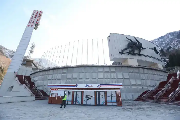 Аким Алматы ознакомился с ходом реконструкции высокогорного спортивного комплекса «Медеу» (3)