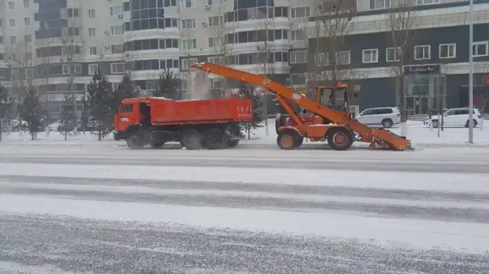 Работают без перерывов и выходных: как коммунальные службы борются со снегом и наледью в Астане (4)