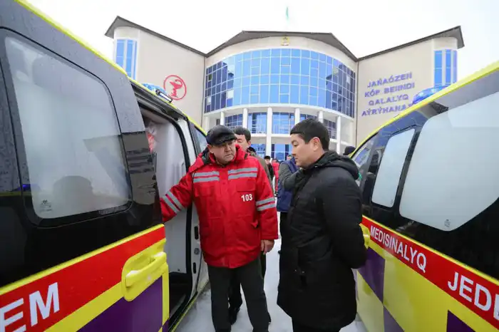 Городу Жанаозен передали 5 новых машин скорой помощи (3)