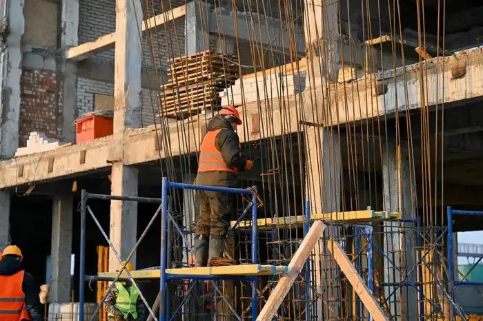 Здание железнодорожного вокзала в Семее модернизируется (9)