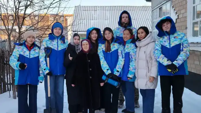 «Адреса заботы»: столичные волонтеры помогли пожилой астанчанке очистить двор от снега (4)