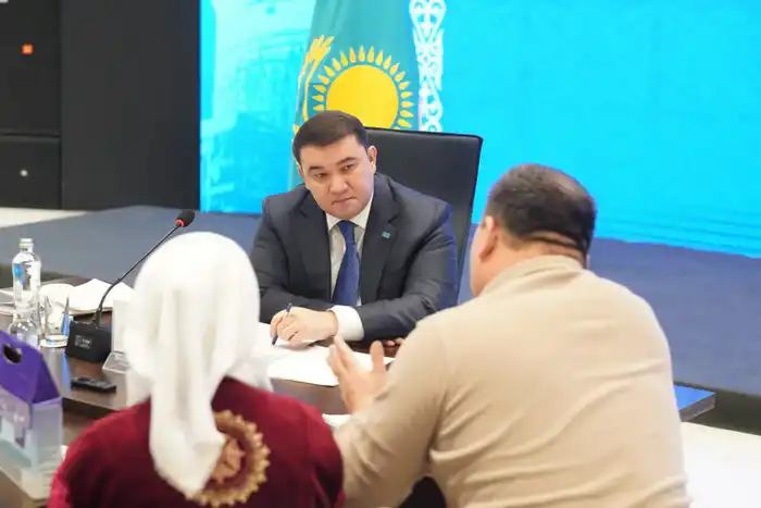 ОКОЛО 100 ЖИТЕЛЕЙ ТУРКЕСТАНСКОЙ ОБЛАСТИ ОБРАТИЛОСЬ К АКИМУ НА ПРИЕМЕ ПО ЛИЧНЫМ ВОПРОСАМ (3)