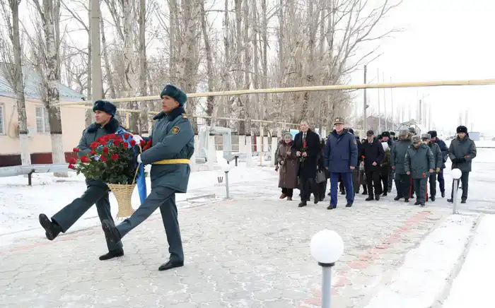 В Жамбылской области министр обороны открыл мемориальную доску в честь 115-летия Бауыржана Момышулы (6)