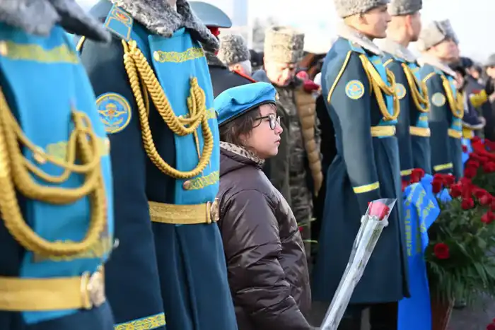 Аким Алматы возложил цветы к монументу «Тәуелсіздік» (3)
