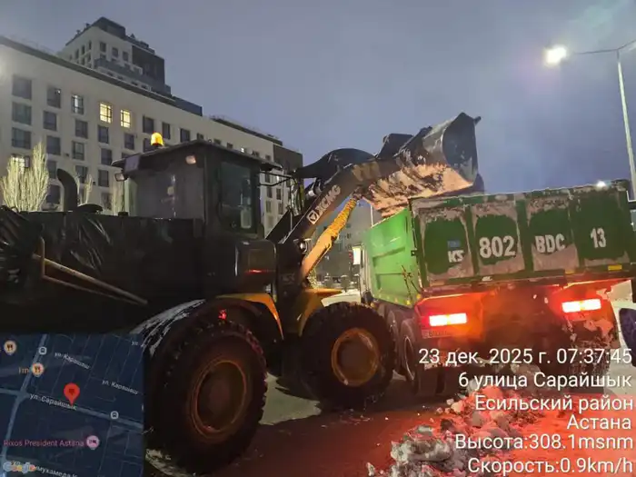 Около трех тысяч дорожных рабочих вышли на уборку снега в Астане (2)