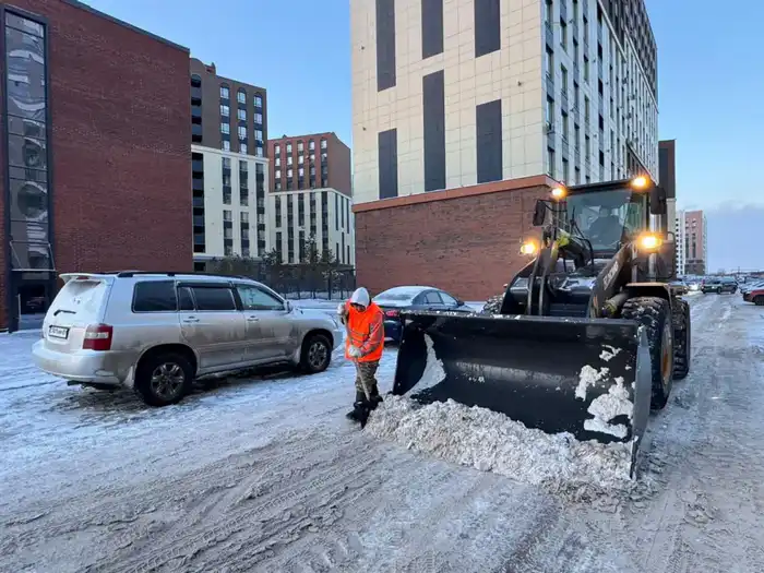 Свыше 1 400 единиц спецтехники задействованы в снегоуборочных работах и посыпке тротуаров техсолью в Астане (9)