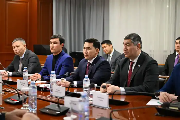 Ербол Мырзабосынов встретился с легендарным боксёром Роем Джонсом (5)