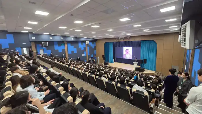 Дипфейки, дропперы, мошенники: столичным школьникам рассказали о цифровой безопасности (2)