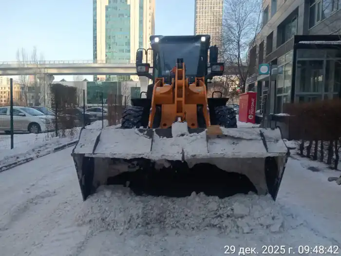 Почти 3 000 дорожных рабочих и свыше 1 400 единиц спецтехники задействованы в снегоуборочных работах в Астане (9)