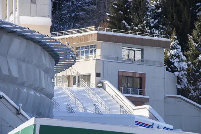 занесённые снегом ступени, ведущие к катку 