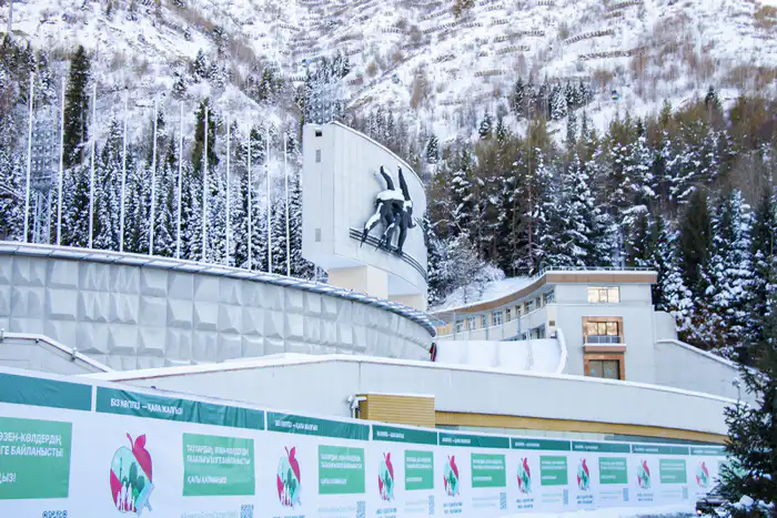 Строительный забор установлен по всему периметру комплекса 