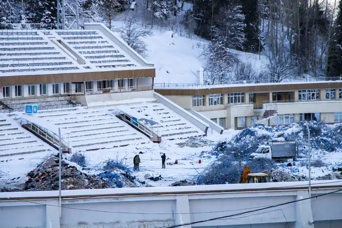 Рабочие на катке 