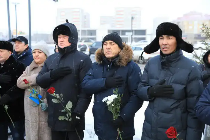 В День Независимости актюбинцы возложили цветы к мемориальному комплексу «Азаттықтың ақ таңы» (3)