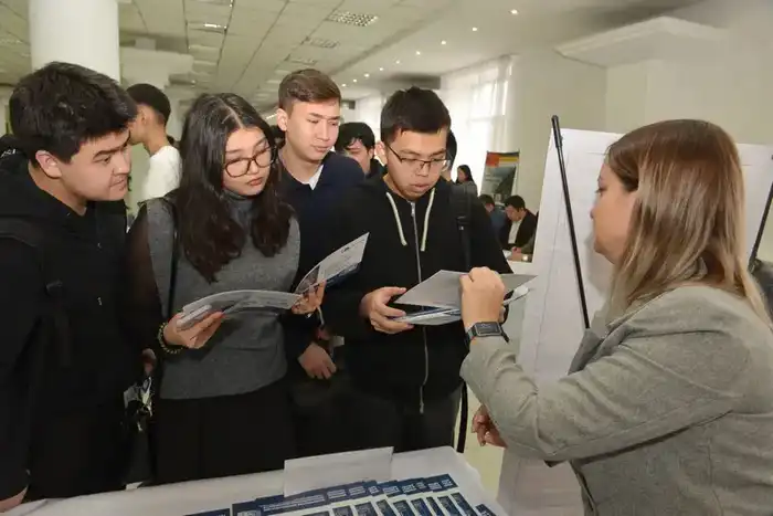 Крупные предприятия Карагандинской области представили вакансии студентам КарТУ (3)