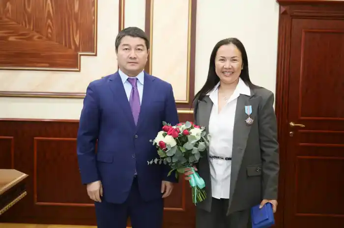 Нурдаулет Килыбай вручил государственные награды людям труда (10)