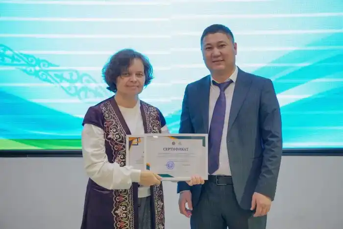 В Астане состоялась торжественная церемония вручения сертификатов слушателям курсов казахского языка (8)