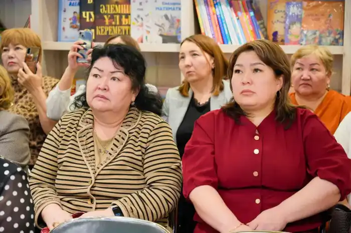 В Астане школам и библиотекам вручили цифровые учебные станции, работающие без интернета (3)