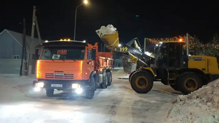 Около 1 200 единиц спецтехники заняты в снегоуборочных работах в Астане ночью (8)
