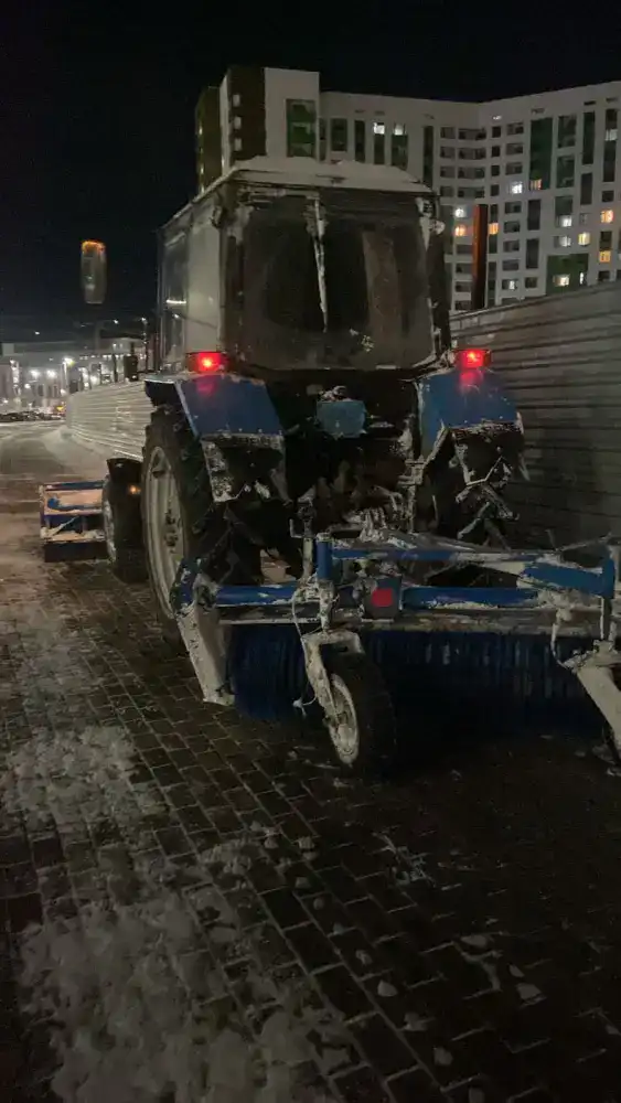 Более 1 200 единиц спецтехники задействованы в снегоуборочных работах в Астане в ночную смену (5)